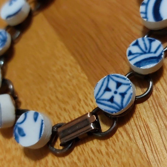 Vintage Handpainted Porcelain Bead Bracelet On Copper 8" White Blue - Picture 3 of 5